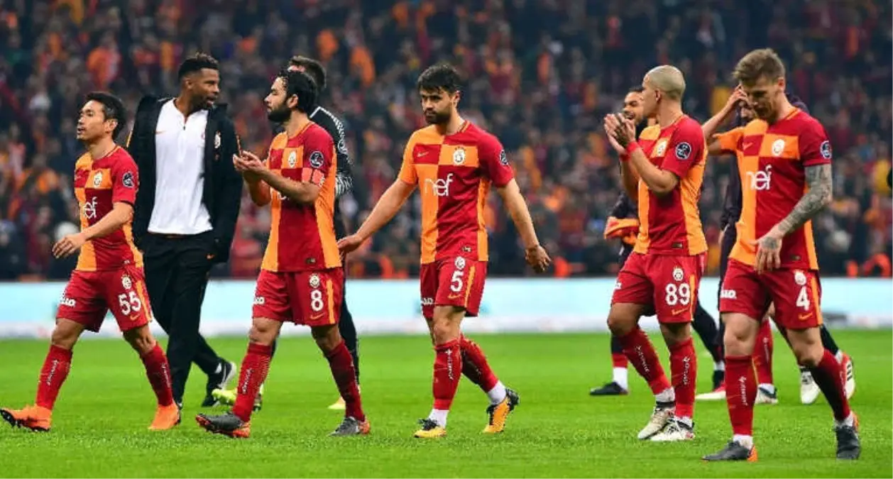 Galatasaray, Galibiyeti Taraftarıyla Kutladı