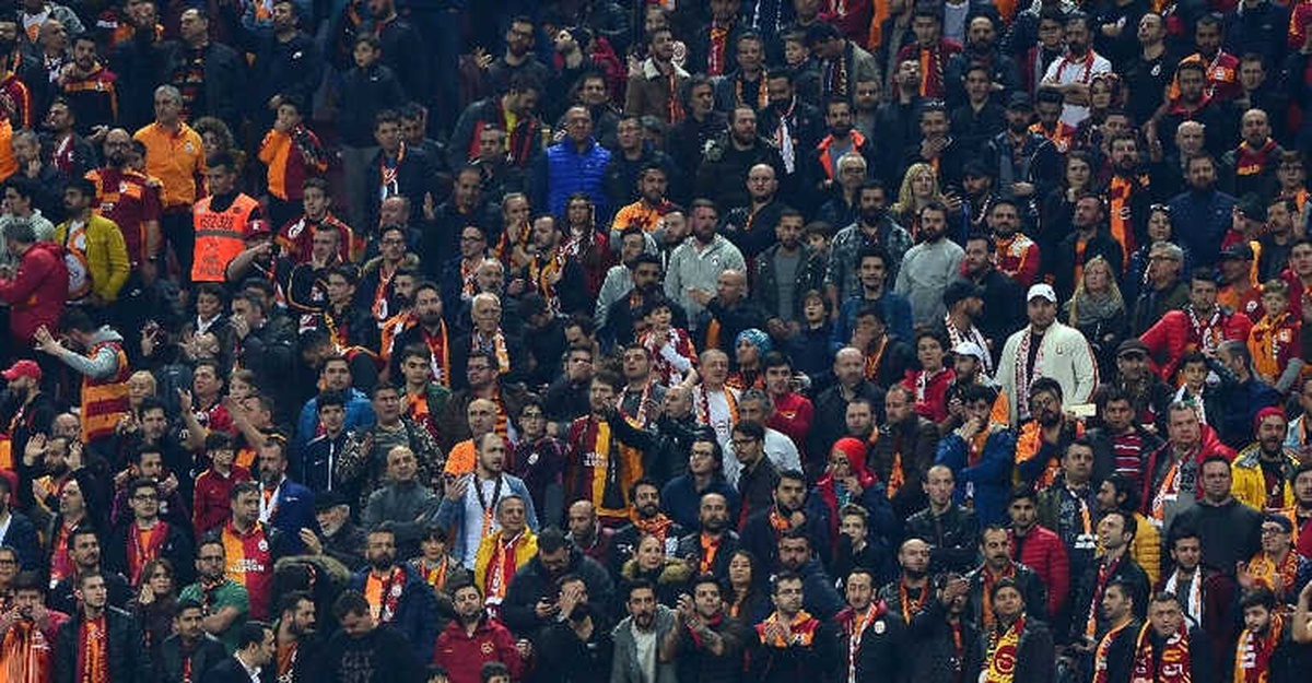Galatasaraylı Taraftarlardan İkinci Yarı İçin Alkış Desteği