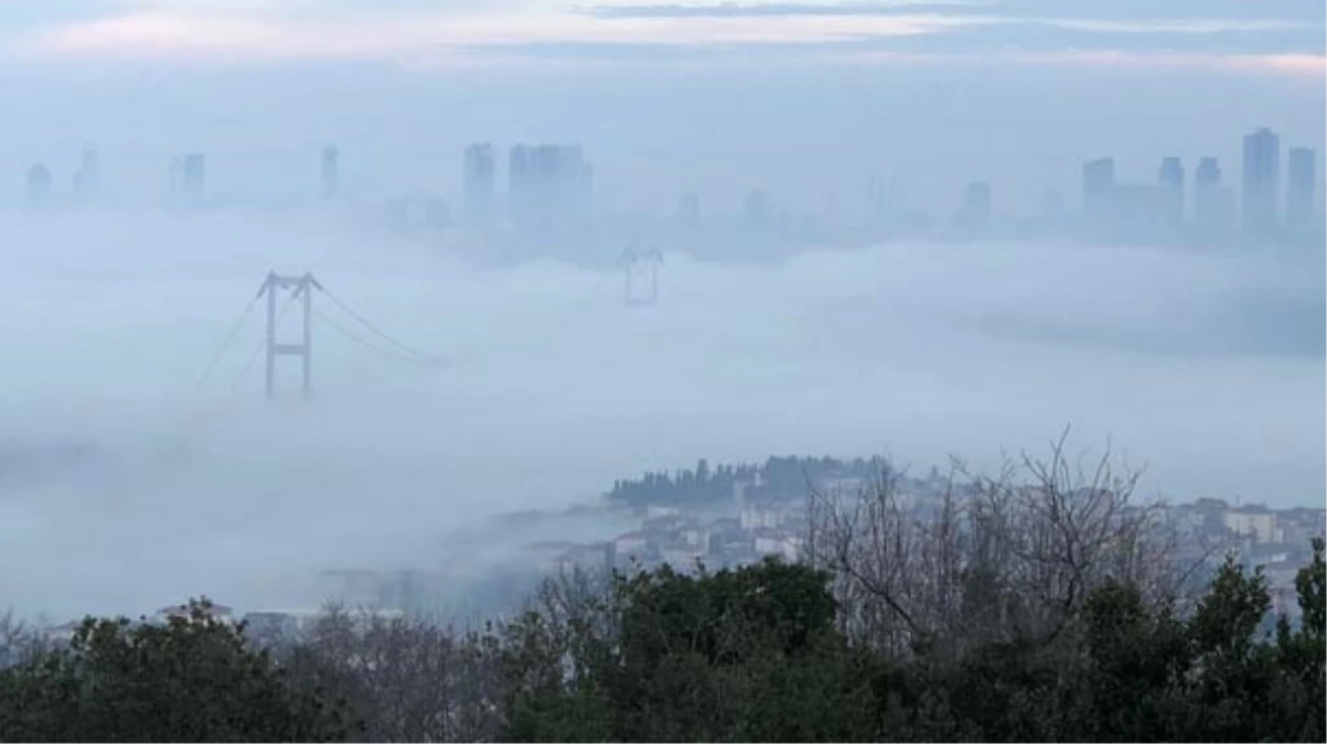 İstanbul\'da Göz Gözü Görmedi! Sis Köprüyü Yuttu