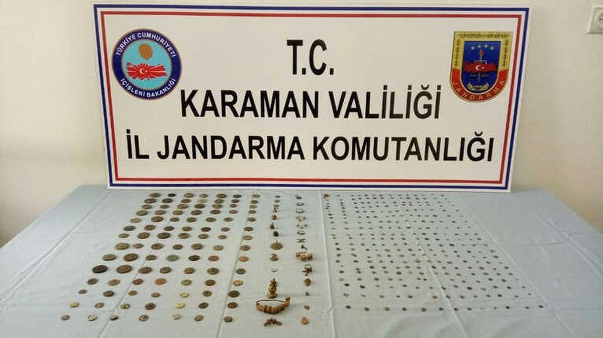 Jandarmanın Durdurduğu Otomobilde Çok Sayıda Tarihi Eser Ele Geçirildi