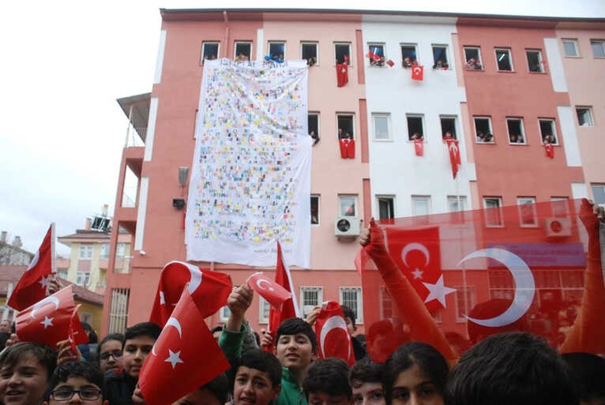 Kumaşları Keserek Dev Pankarta İstiklal Marşı\'nı Yazdılar