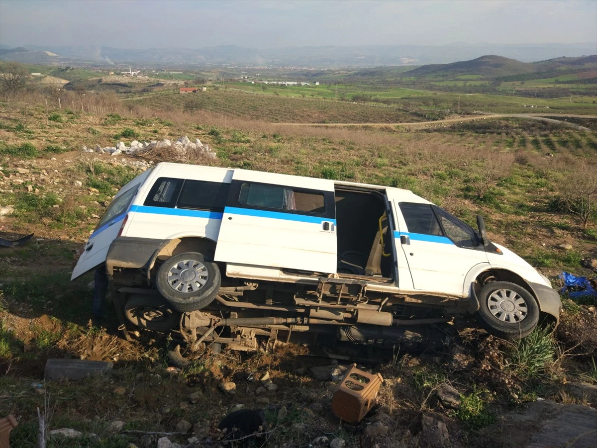 Manisa\'da Minibüs Devrildi: 6 Yaralı