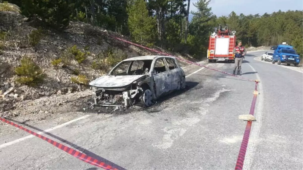 Seyir Halindeki Otomobil Alev Alev Yandı