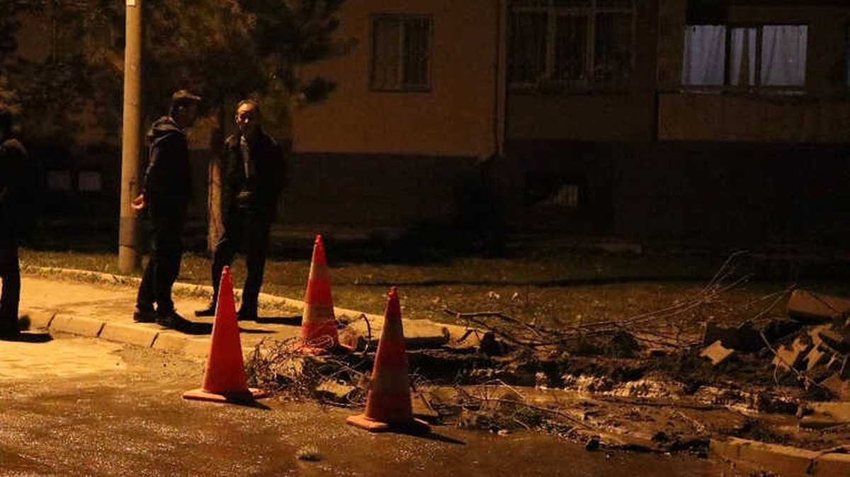 Su Borusu Patladı, 13 Yaşındaki Çocuk Çukura Gömüldü
