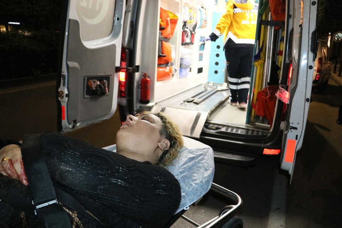 Adana\'da Sokak Ortasında Yürüyen Travesti Bıçaklandı
