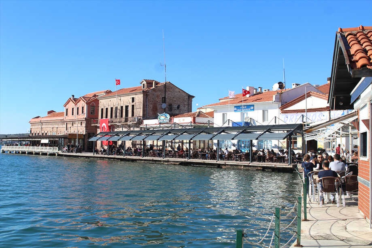 Ayvalık 63 Yıldır İstiklal Marşı İçin Saygı Duruşunda