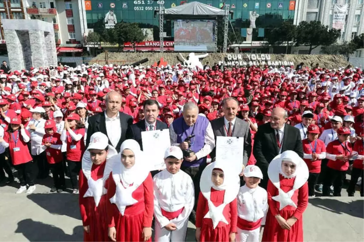 Bin 380 Çocuk İşaret Diliyle İstiklal Marşı\'nı Okudu, O Anlar Havadan Görüntülendi