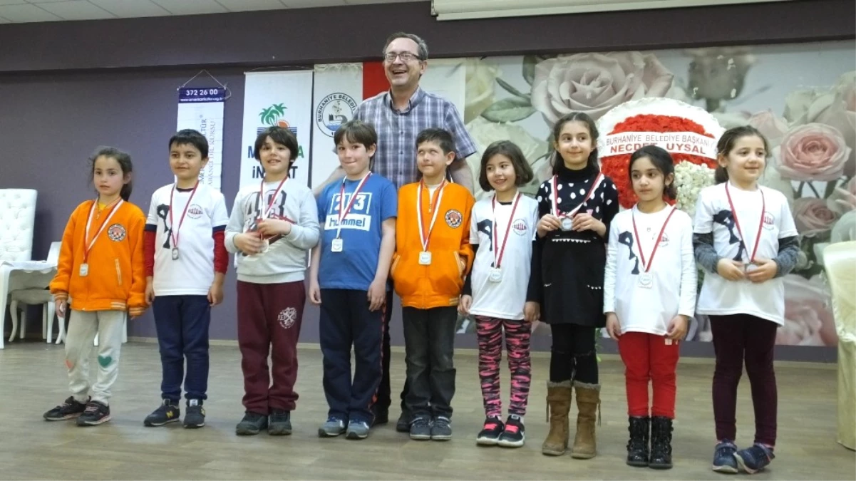 Burhaniye\'de Satranç Turnuvasına 8 İlden 240 Çocuk Katıldı