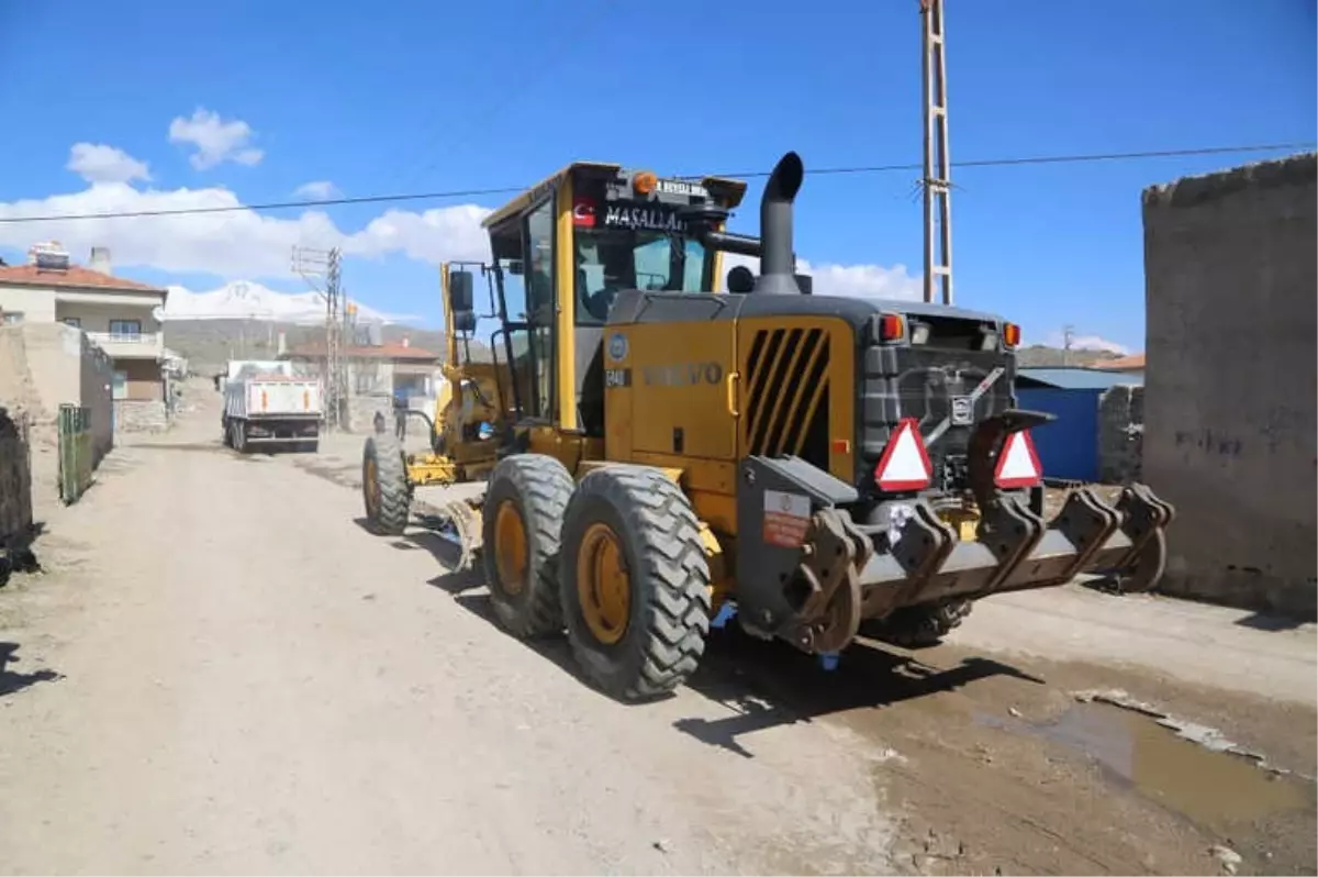 Develi Soysallı Mahallesinde Yol Tesviye Çalışması