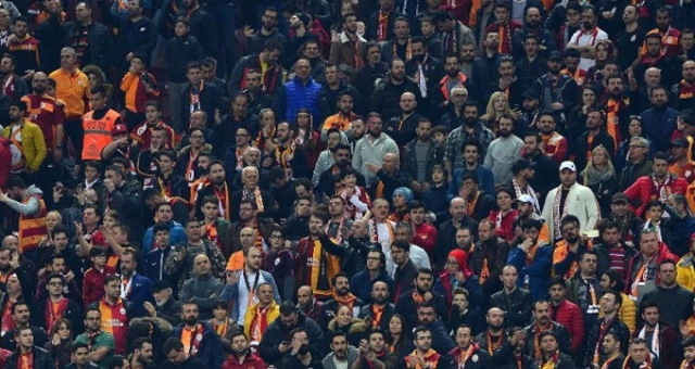 Galatasaraylı Taraftarlar, beIN Sports Spikerine Saldırdı, System.String[]