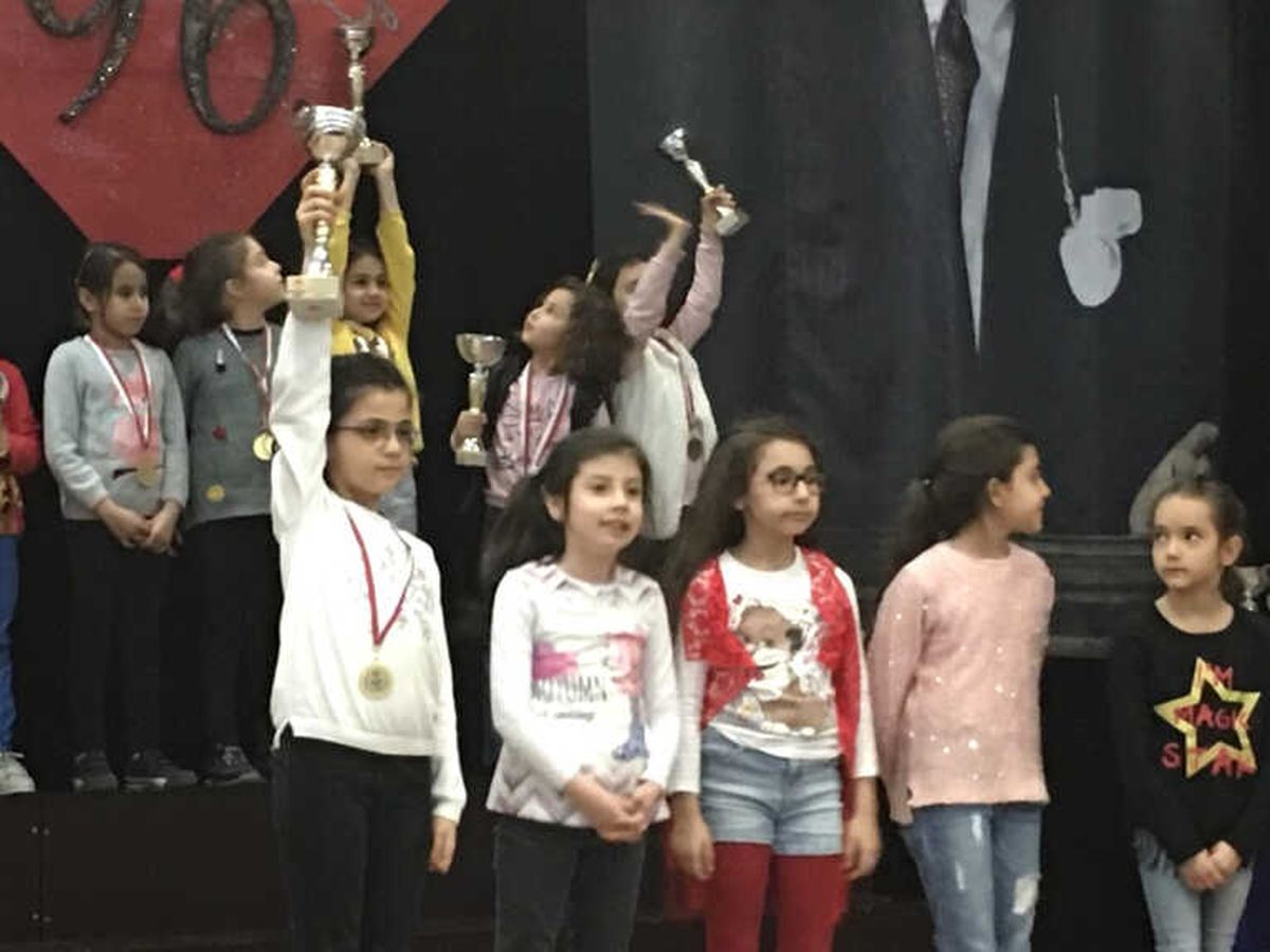 Gkv\'li Dila ve Naz Satranç Şampiyonu