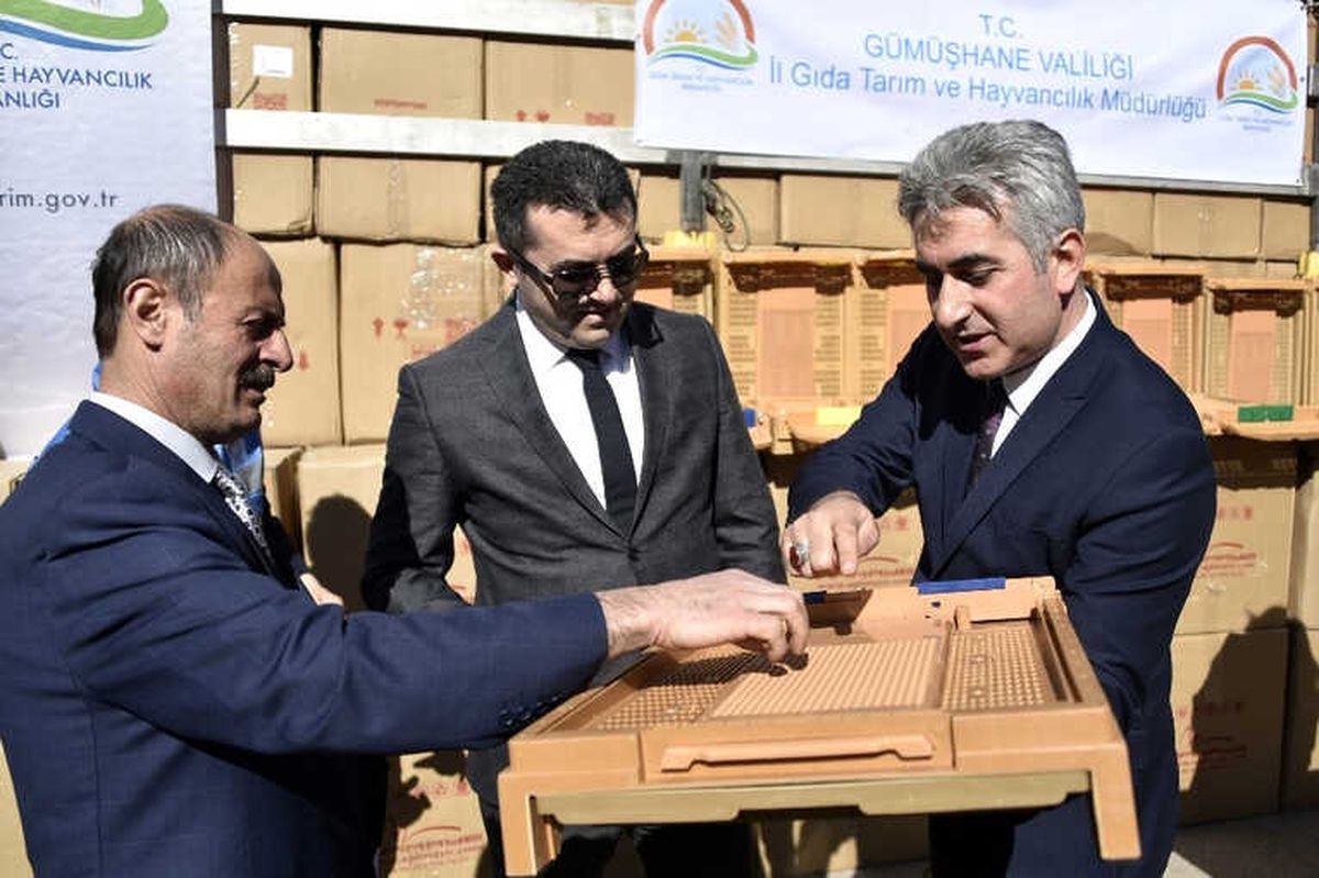 Gümüşhane\'de Arıcılara 2 Bin 500 Polen Tuzaklı Kovan Altlığı Daha Dağıtıldı