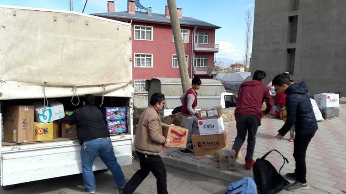 Hazırladıkları Yiyecekleri Elleriyle Mehmetçiğe Teslim Ettiler