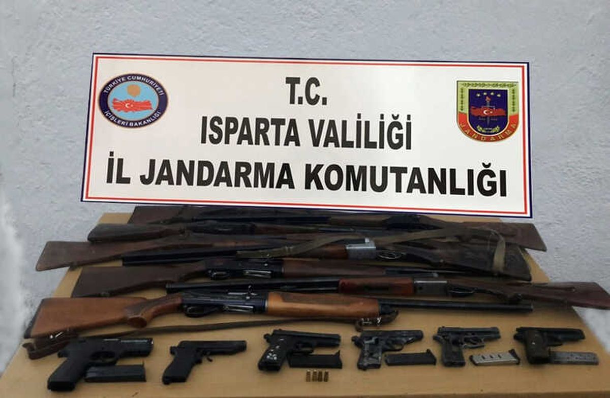Isparta\'da Jandarma Ekipleri Ruhsatsız Tabanca ve Av Tüfeği Ele Geçirdi