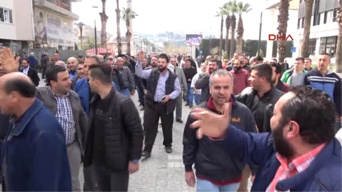 İzmir\'de Kaldırılan Özkanlar Pazaryeri Esnafı Eylem Yaptı