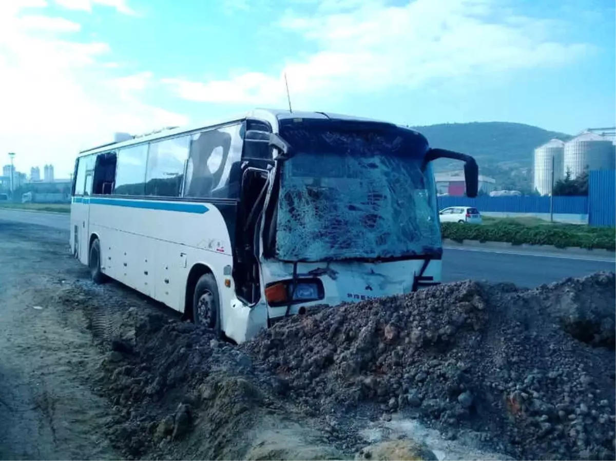 İzmir\'de Servis Otobüsleri Çarpıştı: 10 Yaralı