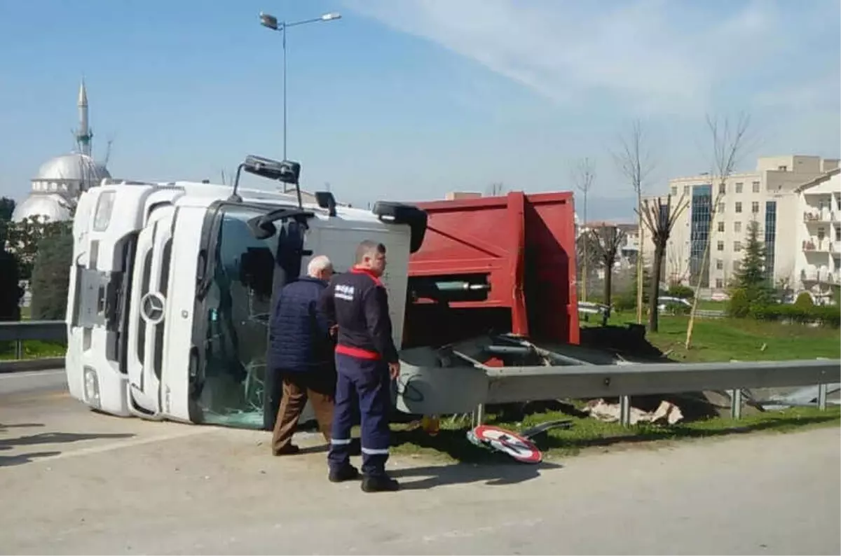 Kocaeli\'de Aşırı Yüklü Tır Devrildi