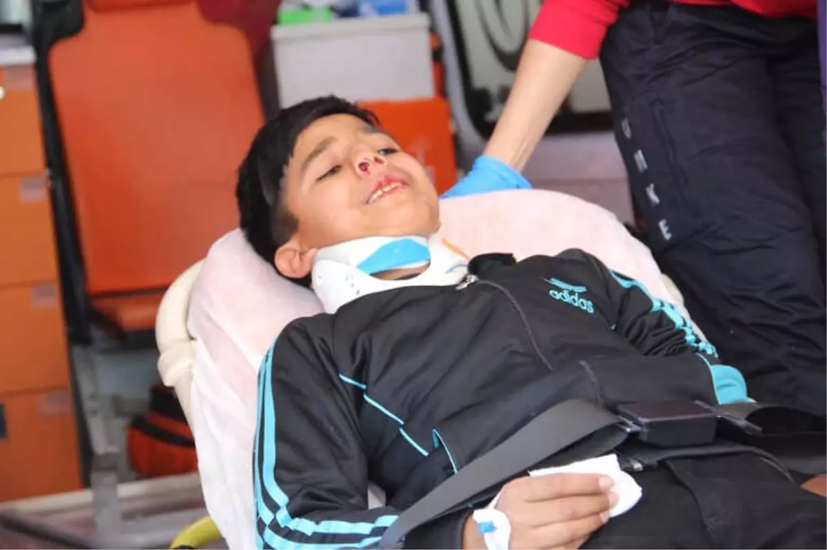 Kontrolden Çıkan Motosiklet Öğrencilerin Arasında Daldı: 2 Yaralı