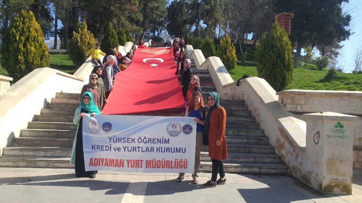 Kyk Öğrencileri Mehmet Akif Ersoy\'u Andı
