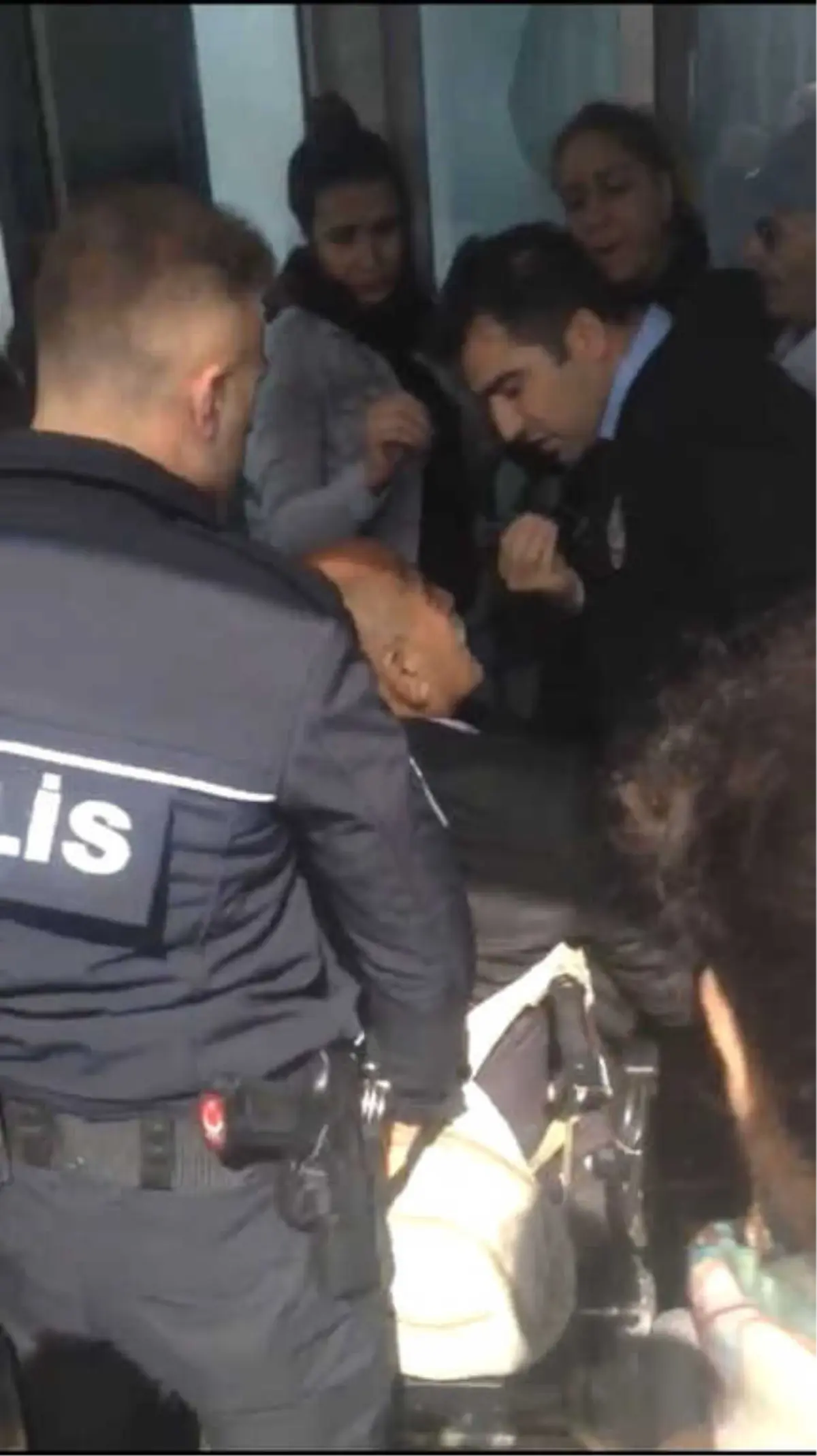 Asansörde Engelli Vatandaşa Yer Vermeyen Kadın: Bir Tane Vursam Patlarsın