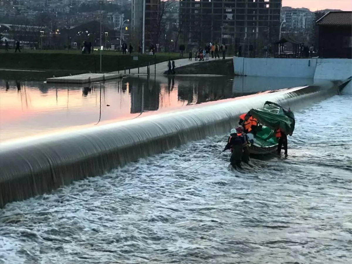 Sandalda Mahsur Kalan 5 Kişi Kurtarıldı