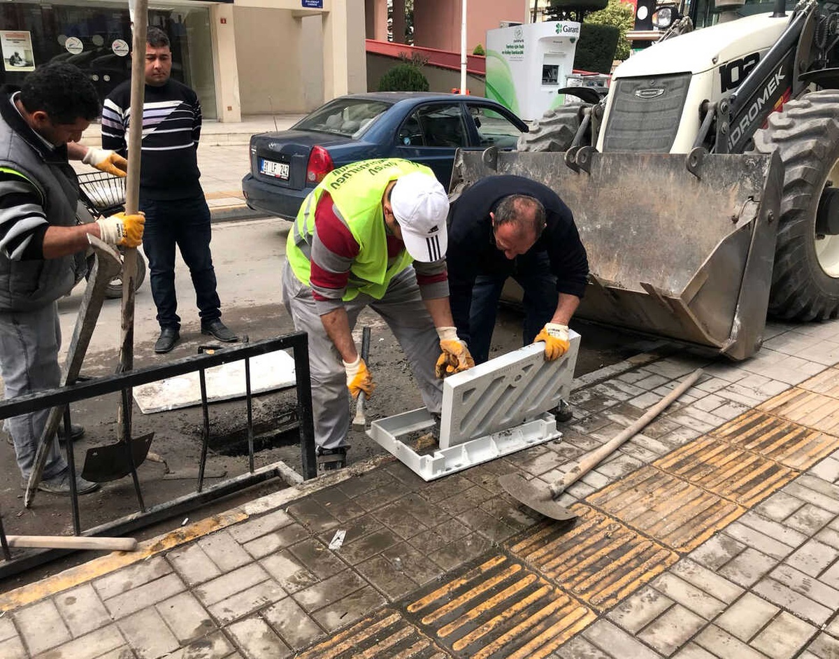 Yağmur Suyu Izgarası Yenileme Çalışmaları Sürüyor