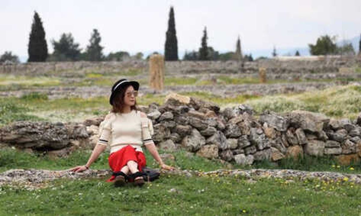 Çinli Turist Pamukkale\'yi Sevdi