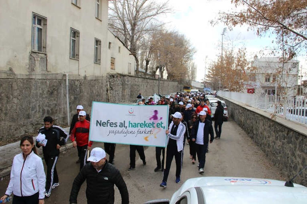 Erzurum\'da \'Sağlık İçin Birlikte 10 Bin Adım\' Yürüyüşü