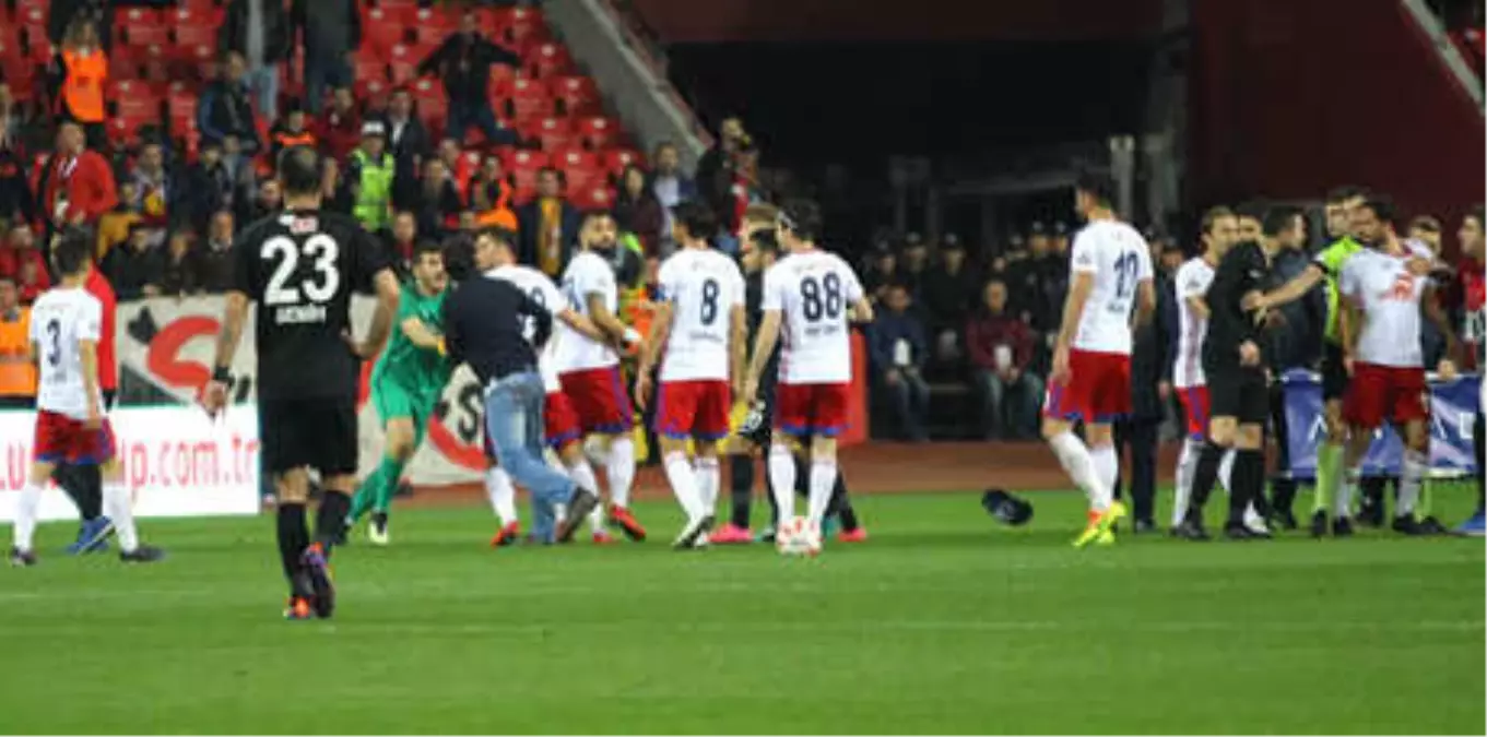 Eskişehirsporlu Taraftar Sahaya İnerek Altınordulu Futbolcuya Saldırdı!