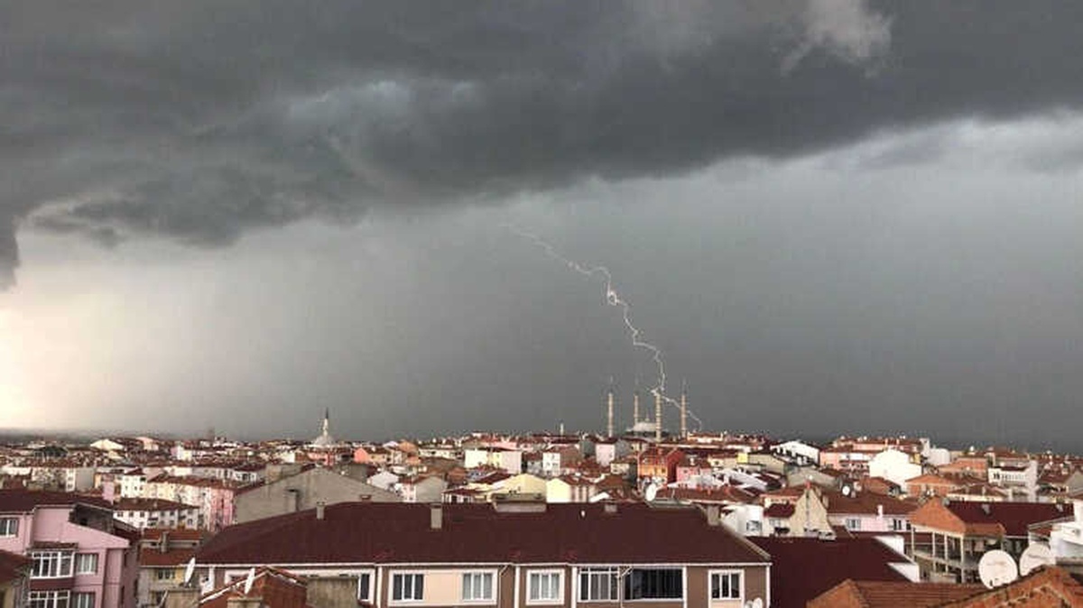 Gökyüzü Bir Anda Karardı, Her Yer Beyaza Büründü