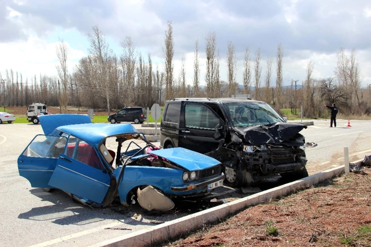 Kütahya\'da Otomobil ile Minibüs Çarpıştı: 2 Ölü, 2 Yaralı