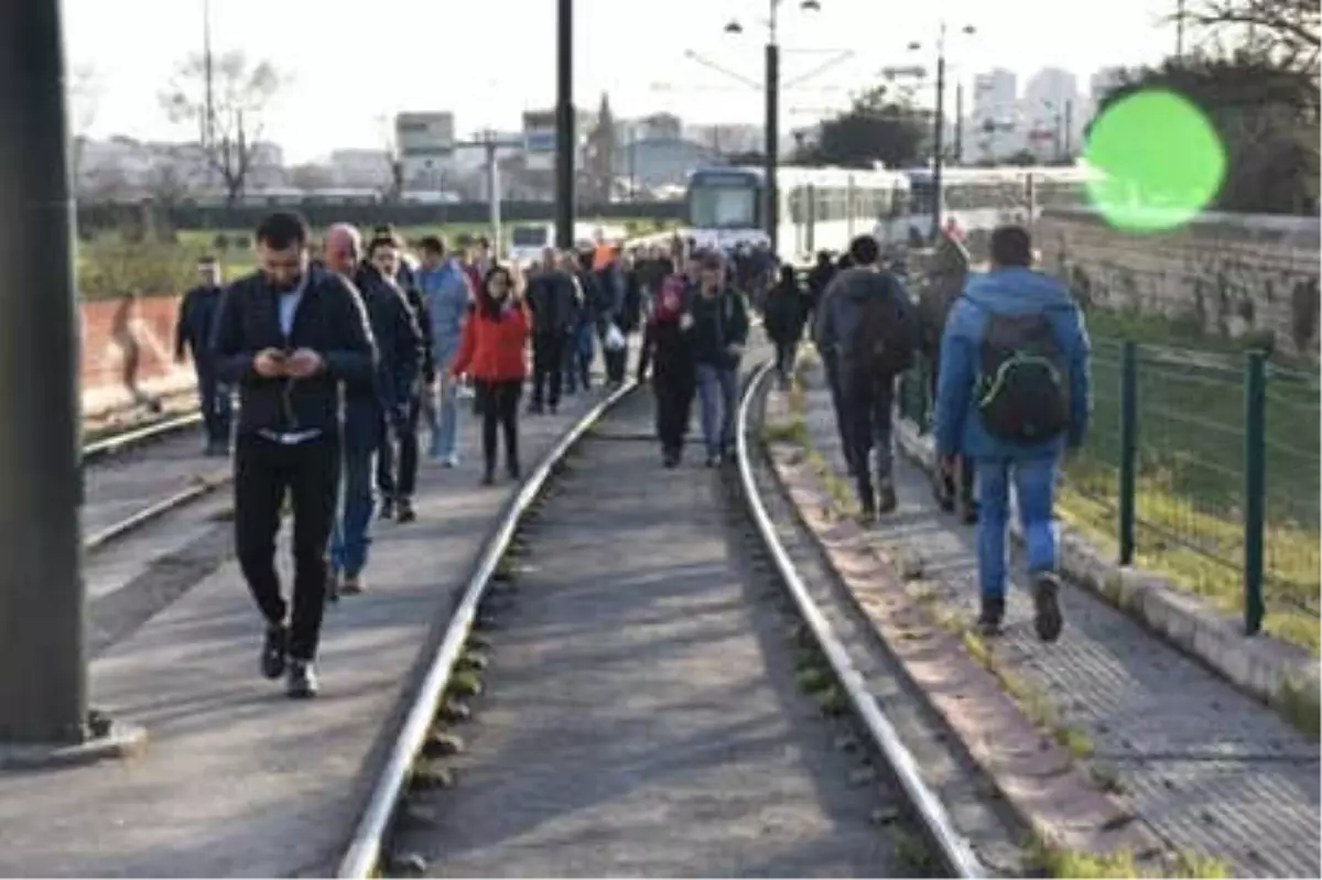 Topkapı\'da Tramvay Yine Raydan Çıktı