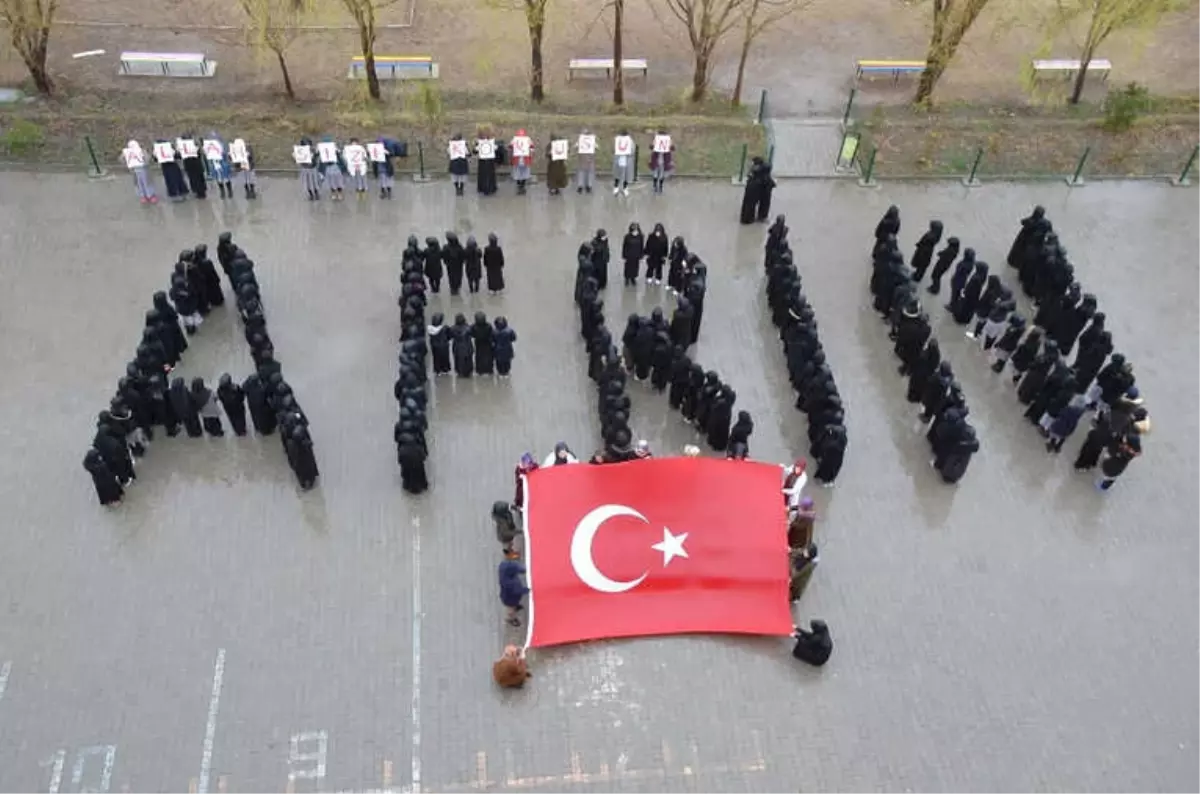 Öğrenciler Bedenleriyle Afrin Yazdı