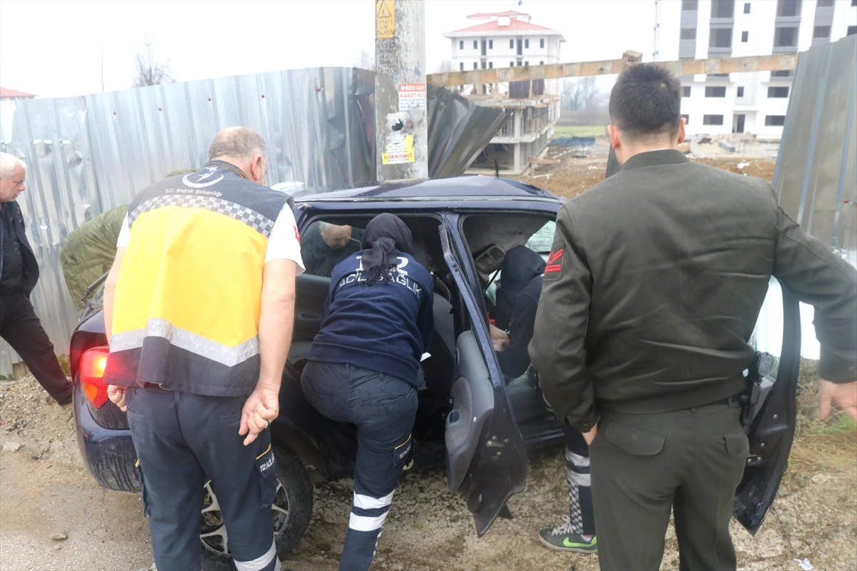 Otomobilde Sıkışan Sürücüyü İtfaiye Ekipleri Kurtardı