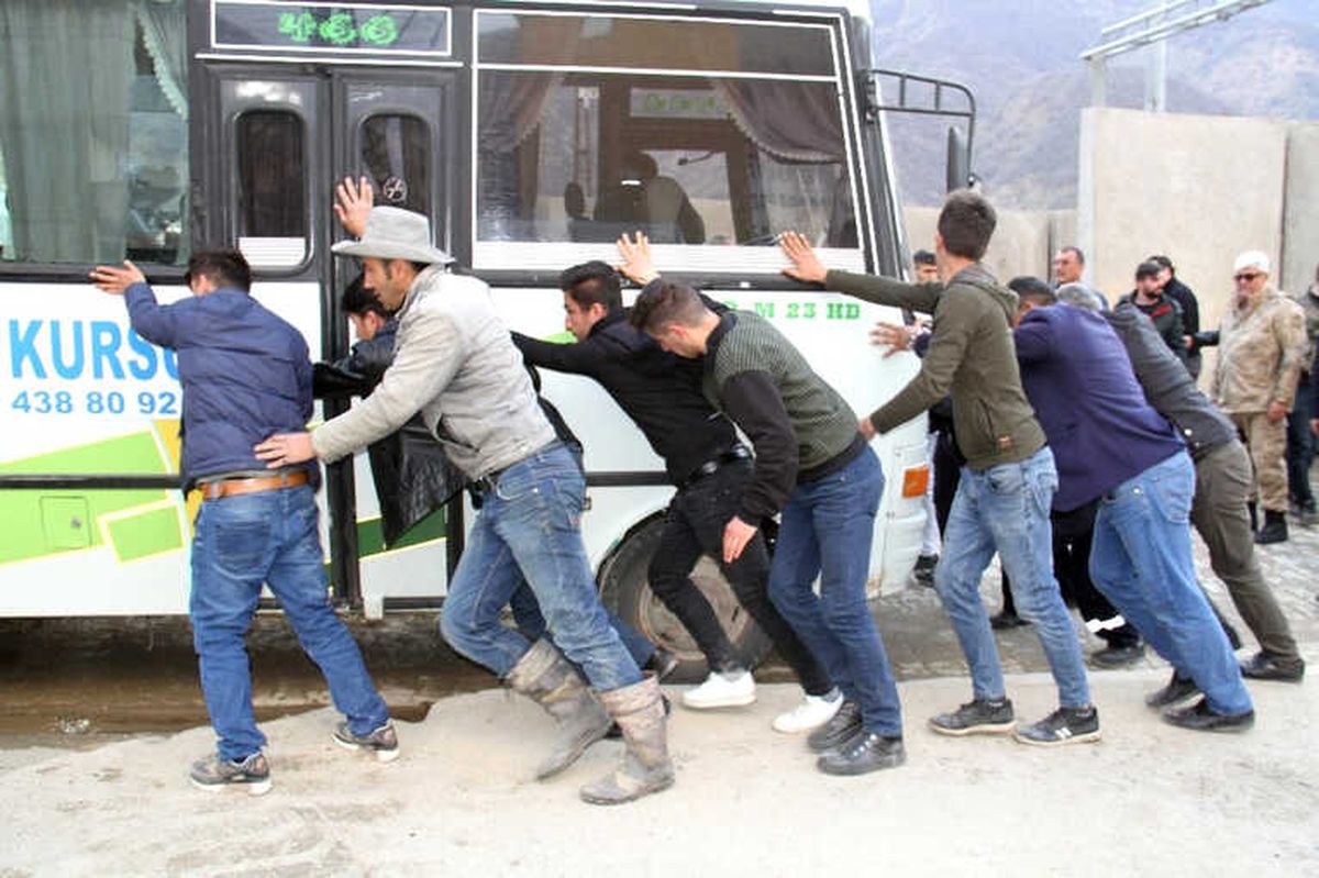 Şemdinli\'de Trafik Kazası: 2 Yaralı