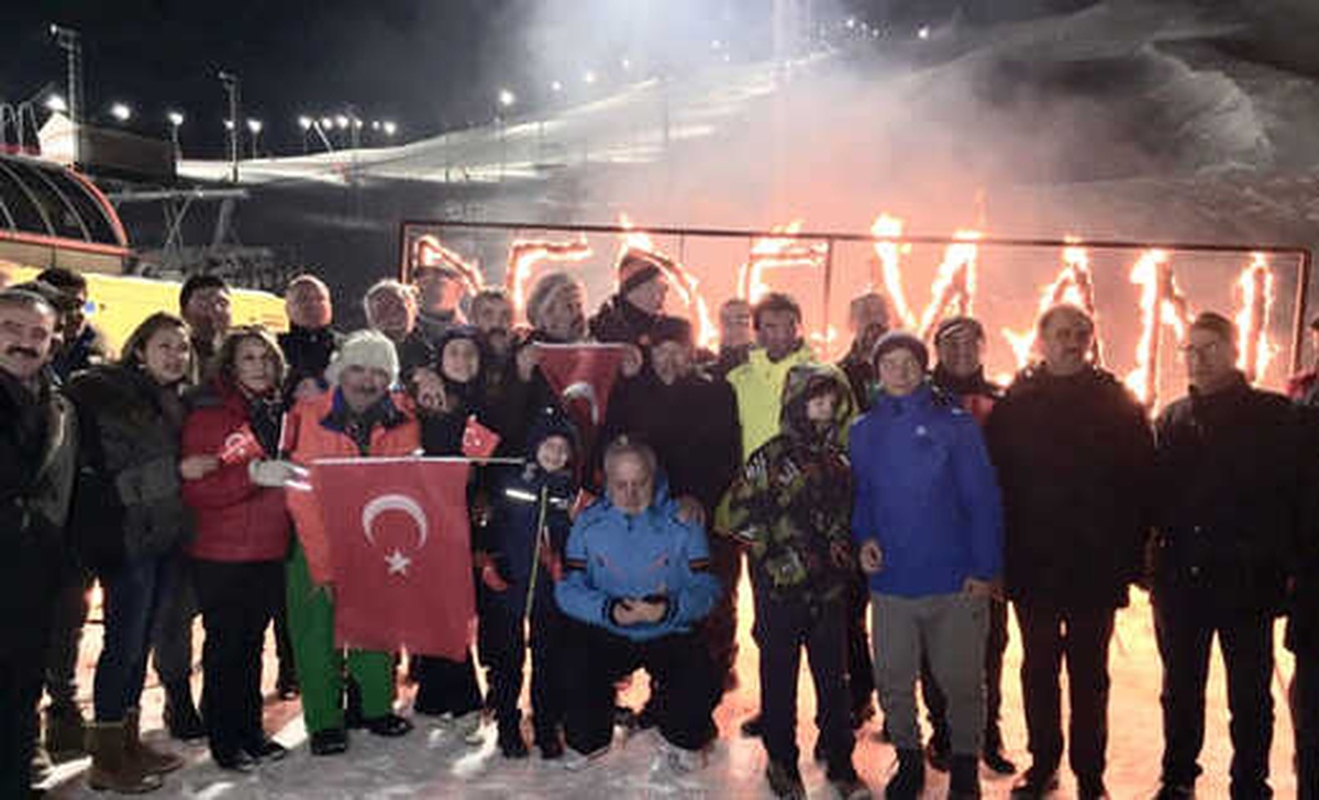 Yöresel Kıyafetli Kayakçıların Meşaleli - Türk Bayraklı Gece Kayağı Büyüledi