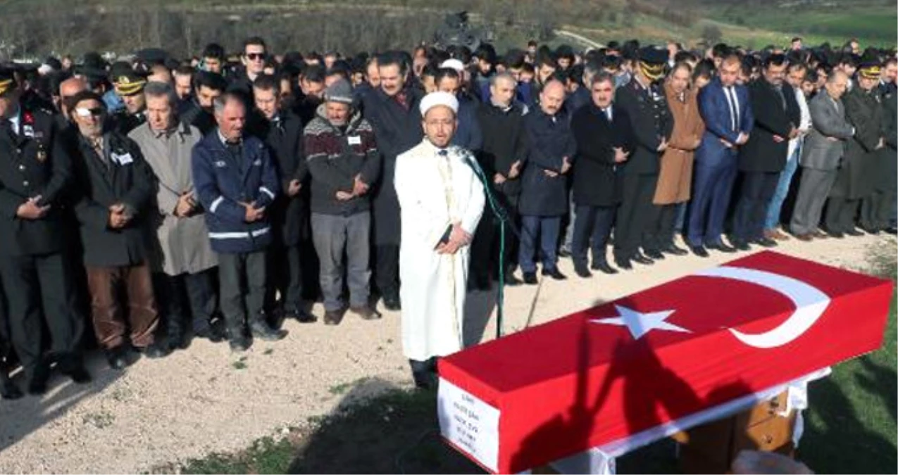 Diyarbakır\'da Şehit Düşen Uzman Çavuşun Cenazesine 7 Bin Kişi Katıldı