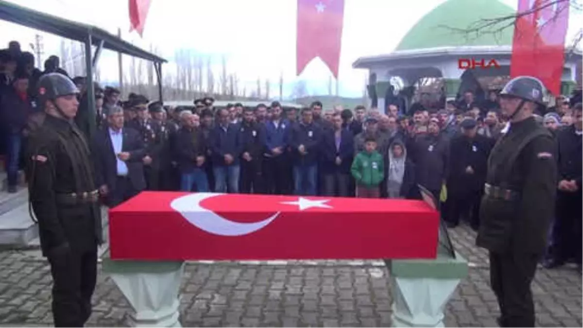 Amasya\'da Şehidi Yaklaşık 7 Bin Kişi Son Yolculuğuna Uğurladı