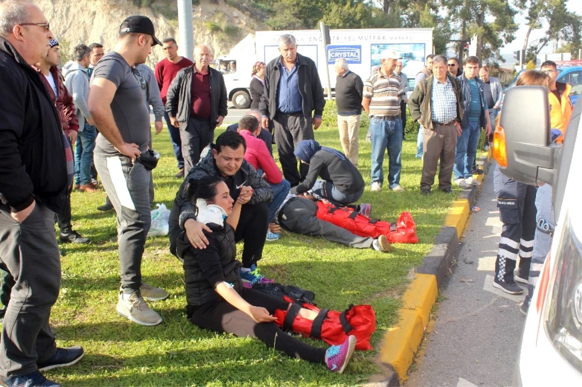 Antalya\'da Kontrolden Çıkan Otomobil Minibüse Çarptı: 8 Yaralı
