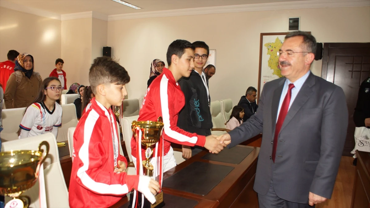 Başkan Acehan\'dan Başarılı Sporculara Ödül
