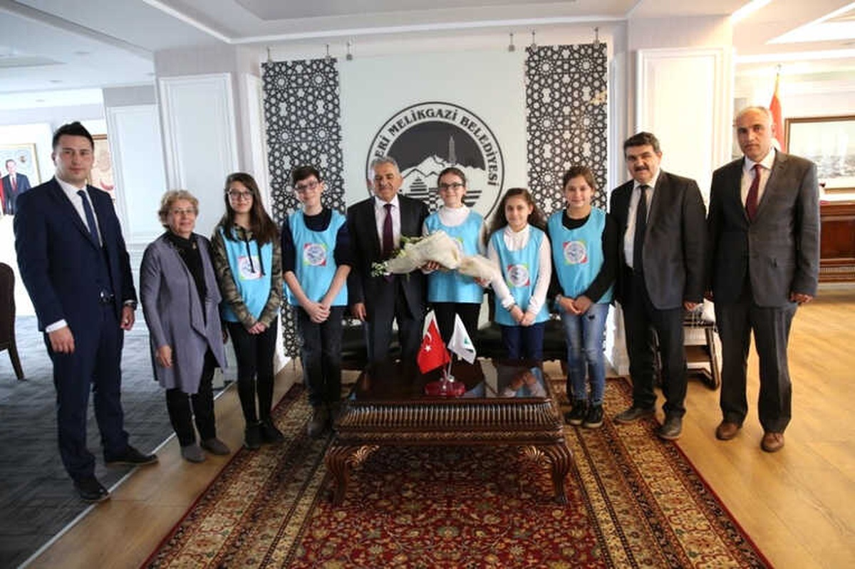 Çocuk Meclisi Üyeleri Başkan Büyükkılıç\'ın Tıp Bayramı\'nı Kutladı