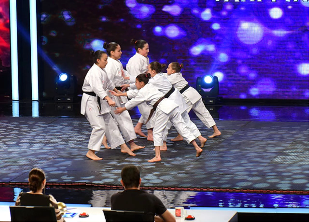 Elmas Kızlar Karate Takımı\'nın Yarı Final Performansı