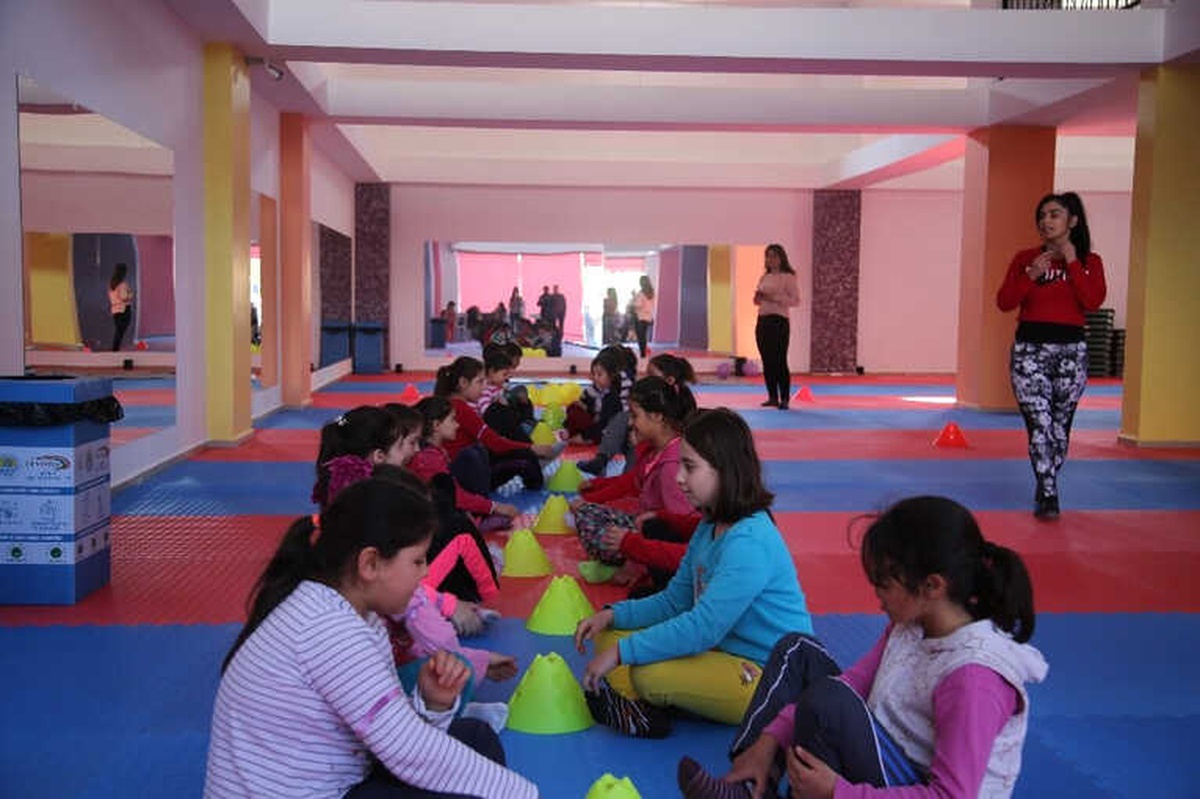Erdemli\'de Kadınlar ve Çocuklar Spor Merkezlerinde Sporlarını Yapıyor