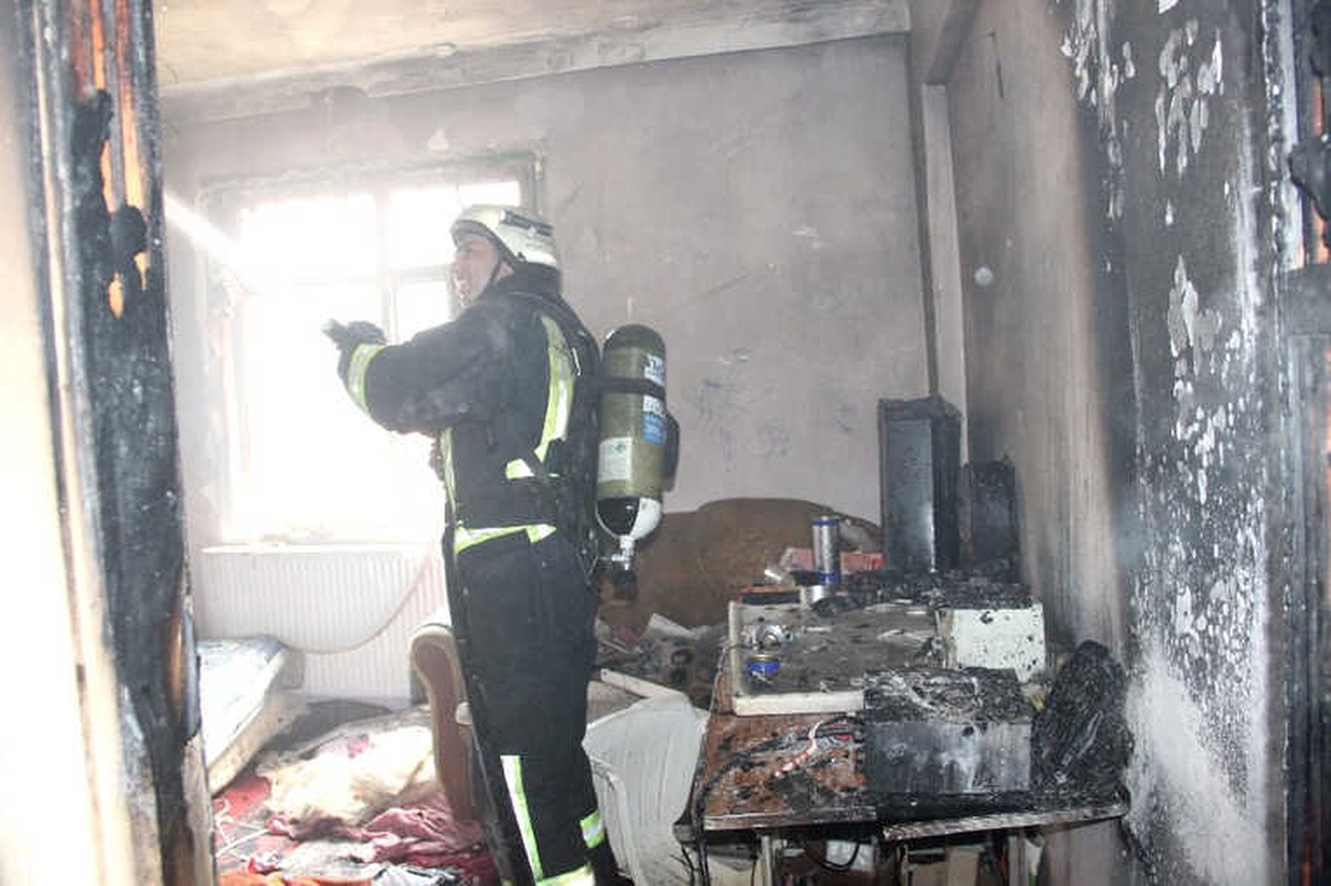 Filistinli Ailenin Kaldığı Evdeki Yangında 5 Kişi Dumandan Etkilendi