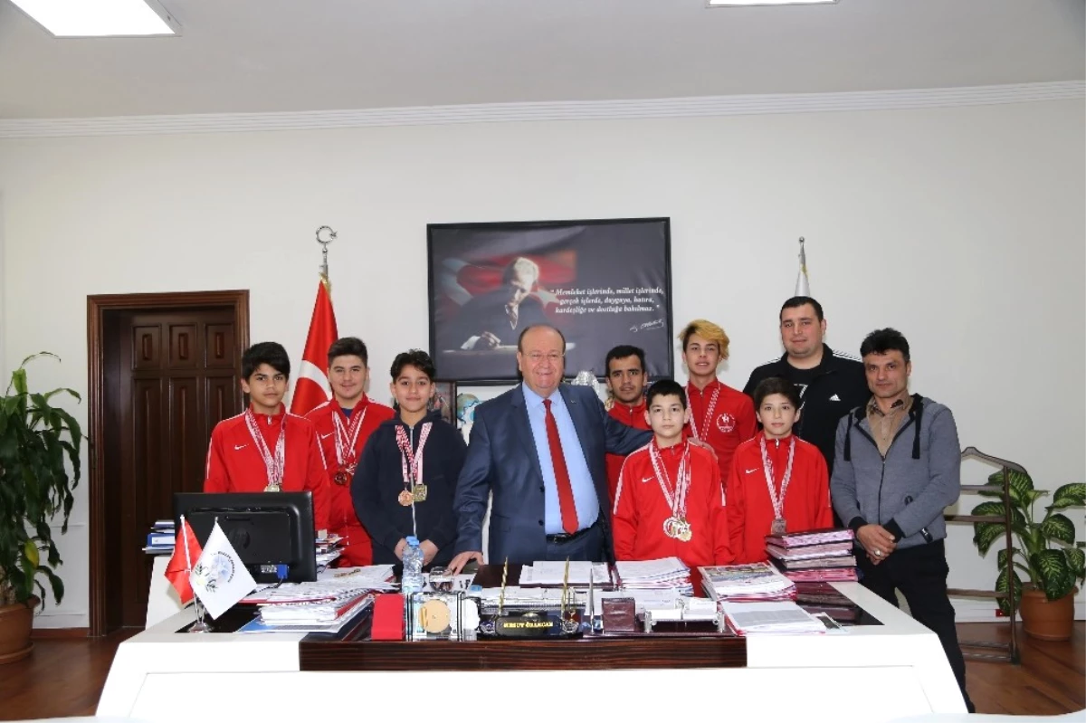 Genç Sporculardan Başkan Özakcan\'a Ziyaret