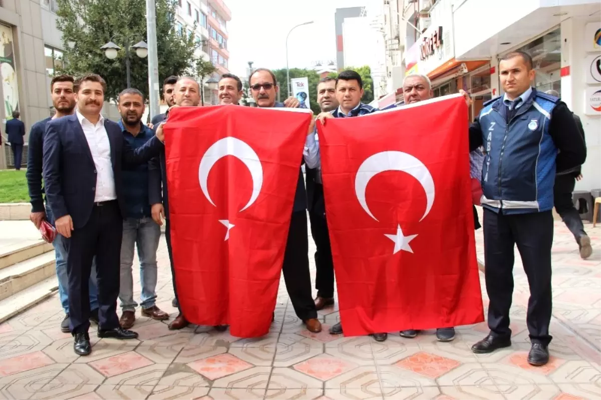 İskenderun Belediyesi Esnafa Türk Bayrağı Dağıttı