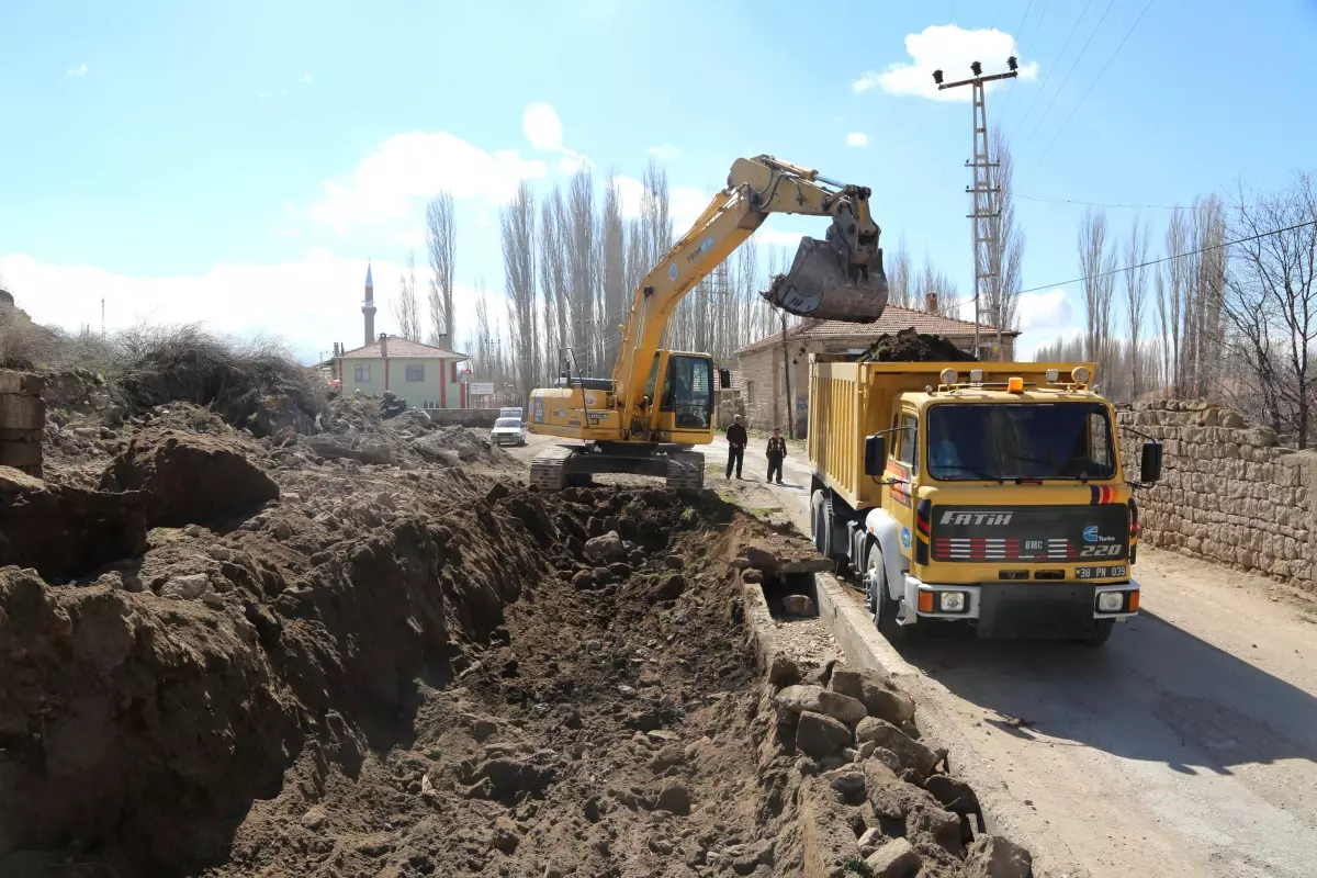 Köylerde Yol Çalışmaları Devam Ediyor