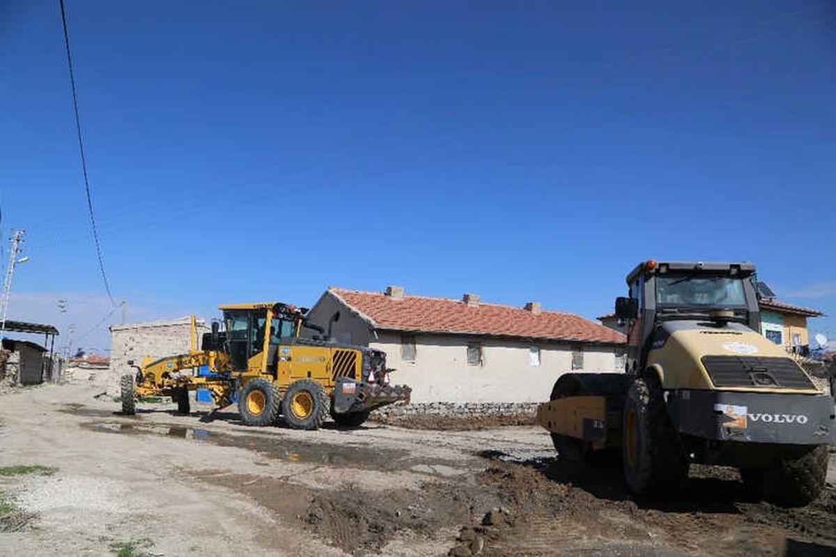 Köylerde Yol Çalışmaları Devam Ediyor