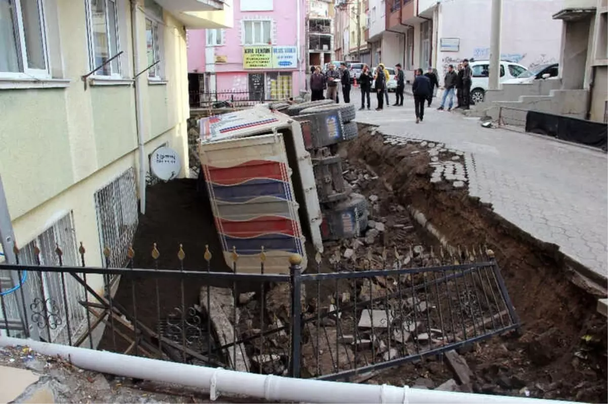 Kum Yüklü Kamyon Apartman Bahçesine Düştü