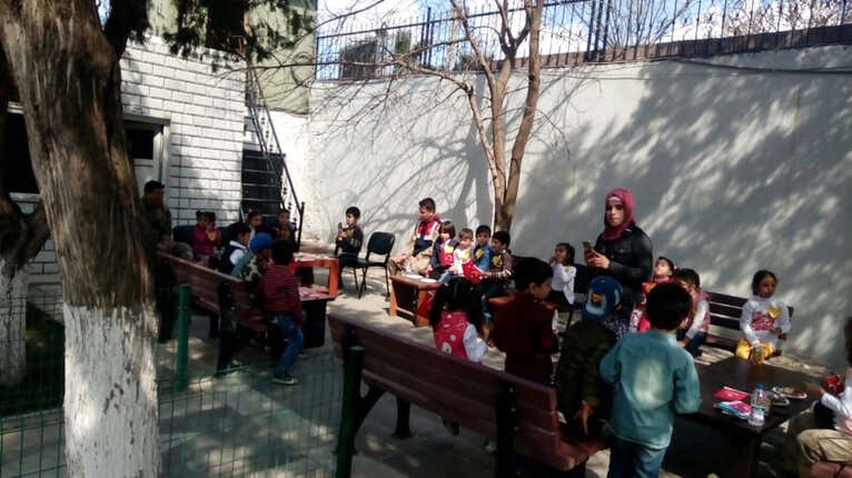 Minik Öğrencilerden Jandarmaya Zeytin Dalı Ziyareti